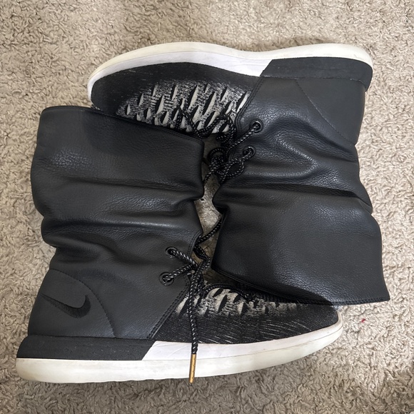 Nike Women's Roshe Two Hi Flyknit  Sneakers Boots - Picture 1 of 2